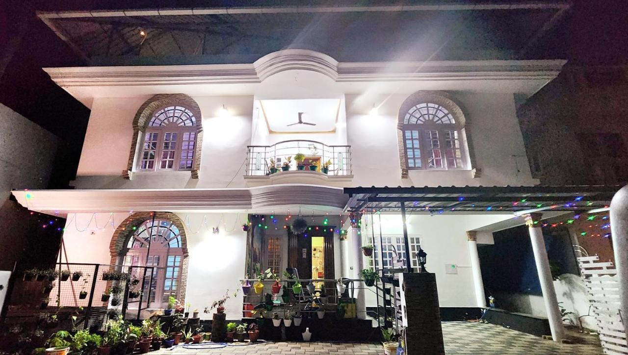 ホテル Jj'S White House Thrissur エクステリア 写真